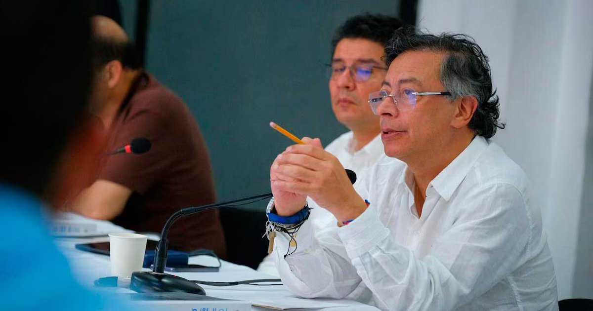 Petro anuncia “inversiones forzosas” a la banca en nueva emergencia económica