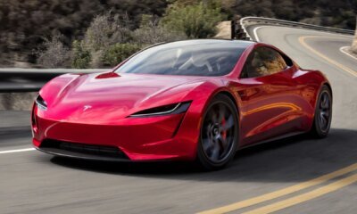 Podría ser una inocente de Elon Musk... o no. Tras una década en desarrollo ahora dice que el Tesla Roadster estará listo para abril