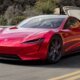 Podría ser una inocente de Elon Musk... o no. Tras una década en desarrollo ahora dice que el Tesla Roadster estará listo para abril