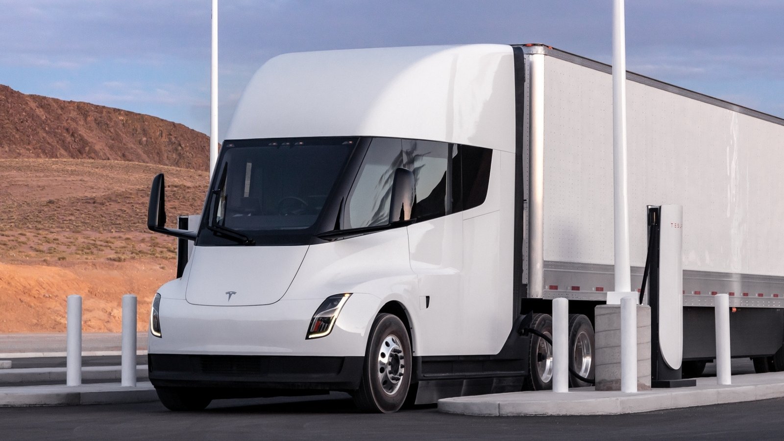 Por fin sabemos cómo de rápido es capaz de cargar sus baterías el primer camión de Tesla, y es muy rápido