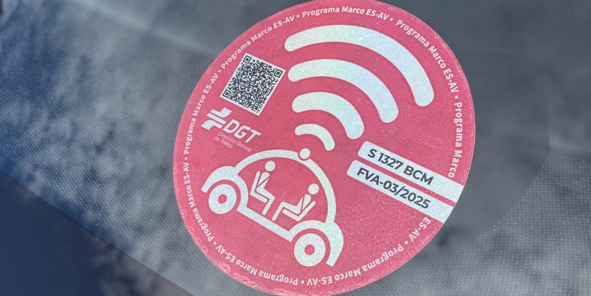 Probamos el Tesla semiautónomo con la nueva etiqueta de la DGT