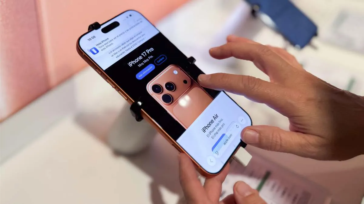 unas manos prueban en una tienda el último modelo de iPhone