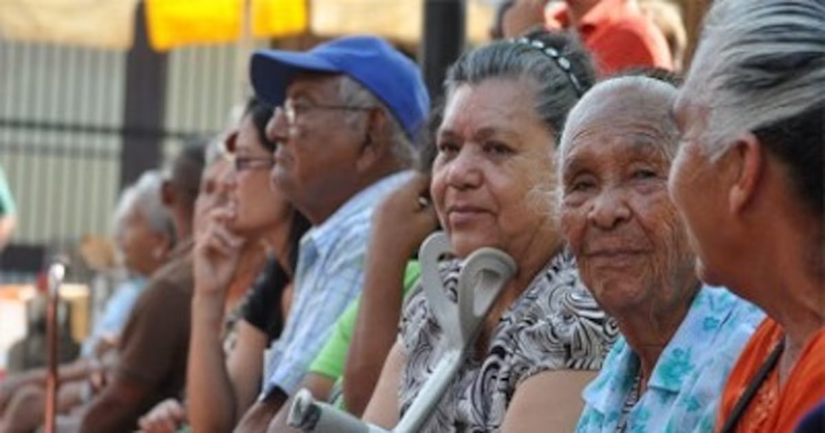 Revelaron la millonada que tendrán que ahorrar ahora los colombianos para pensionarse con el salario mínimo en un fondo privado