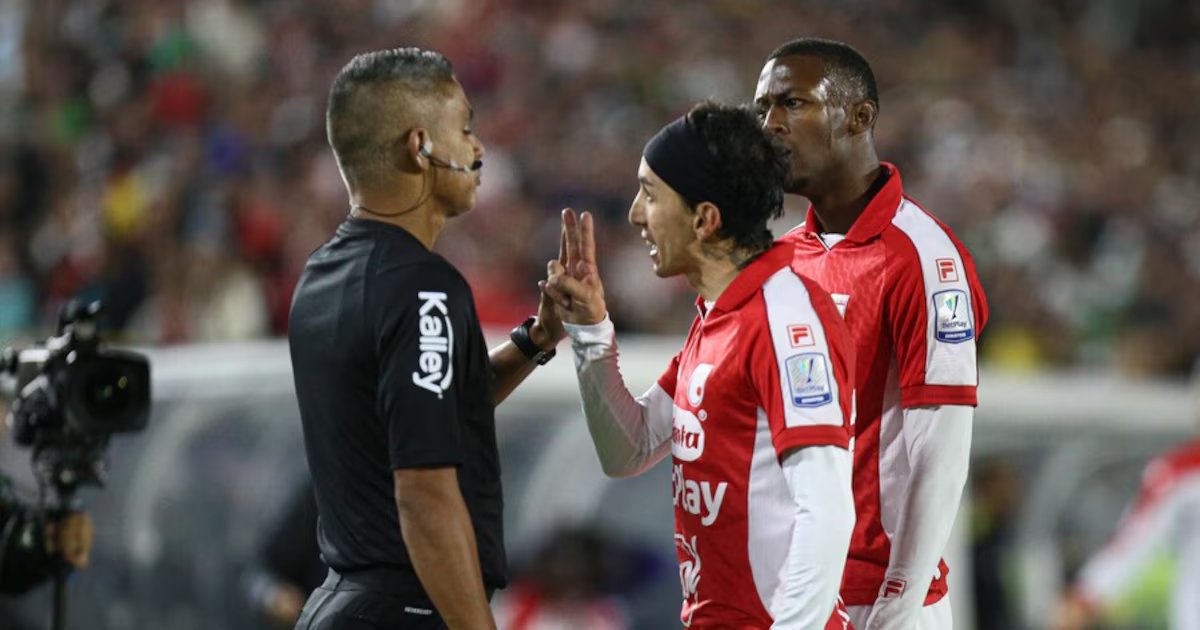 Santa Fe reclamó ante la FCF: Eduardo Méndez, presidente del equipo, ironizó sobre el árbitro y pidió que lo postulen para la final del Mundial 2026