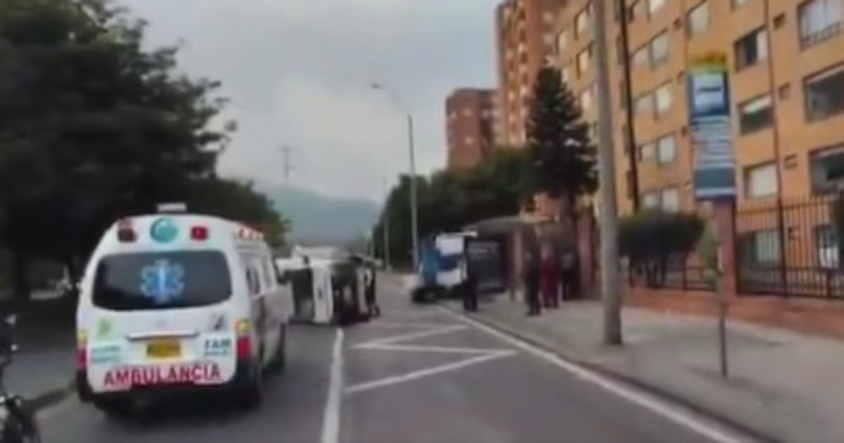 Se volcó una ambulancia en importante vía de Bogotá: una persona lesionada y caos vial en el norte de la ciudad