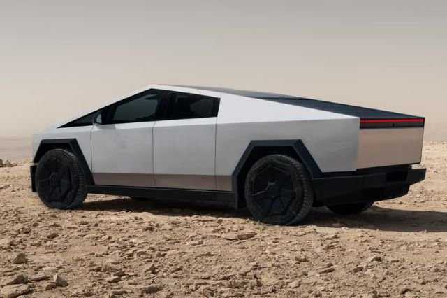 Tesla lanza Cybertruck más económico y reduce precio del Cyberbeast