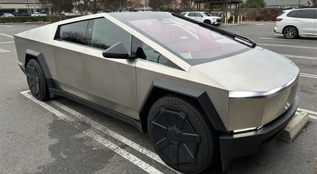 Tesla lanza la versión más barata de Cybertruck y recorta precio del Cyberbeast ante menor demanda