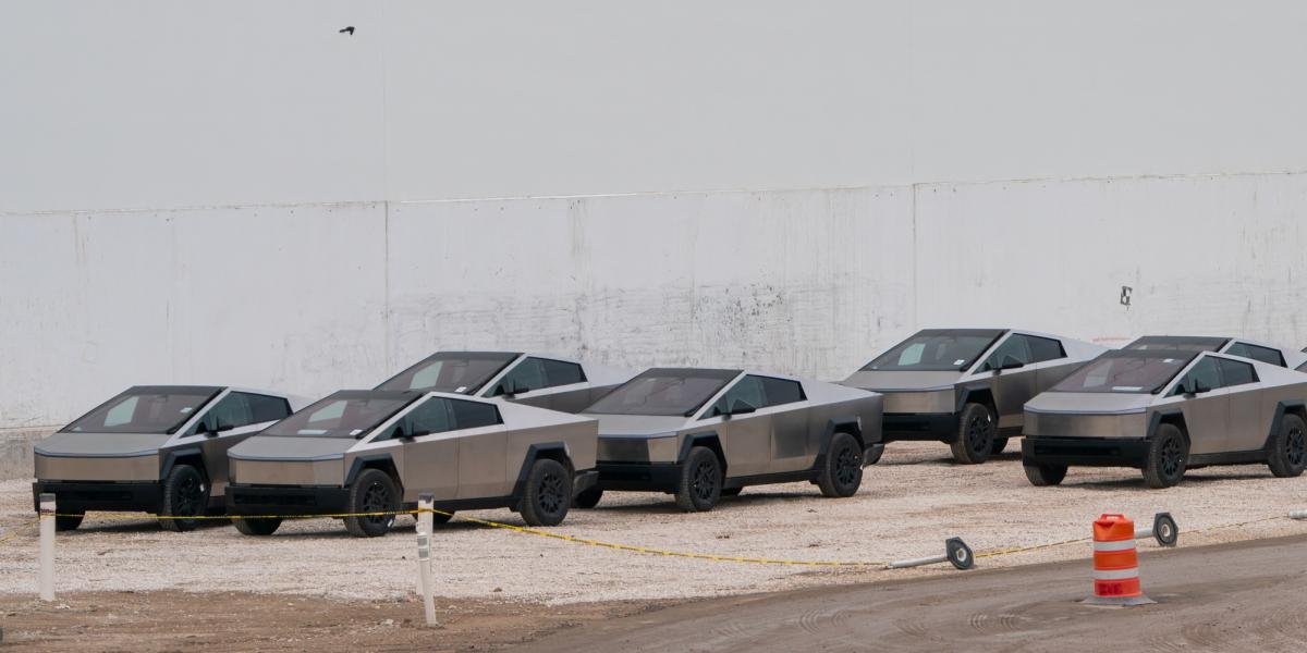 Tesla presenta un Cybertruck más económico y reduce el precio del Cyberbeast