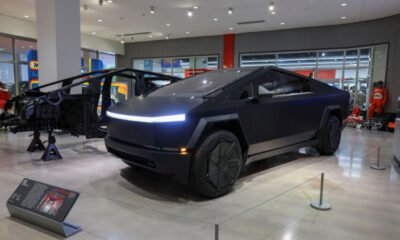 Tesla presenta una variante más económica del Cybertruck y reduce el precio del Cyberbeast