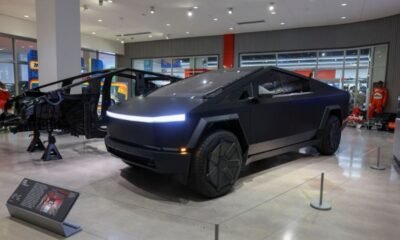 Tesla presenta una variante más económica del Cybertruck y reduce el precio del Cyberbeast