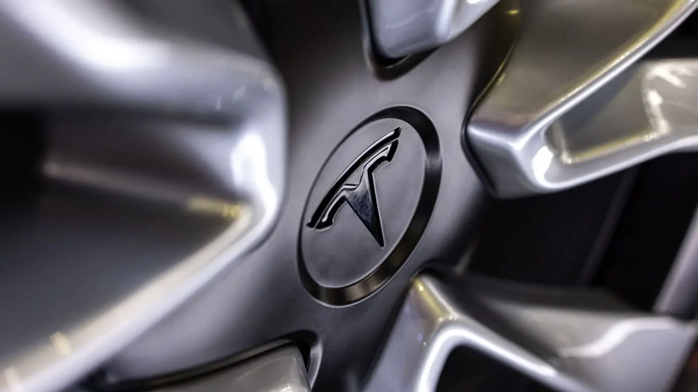 Tesla produce en masa celdas 4680 con electrodos secos en Austin