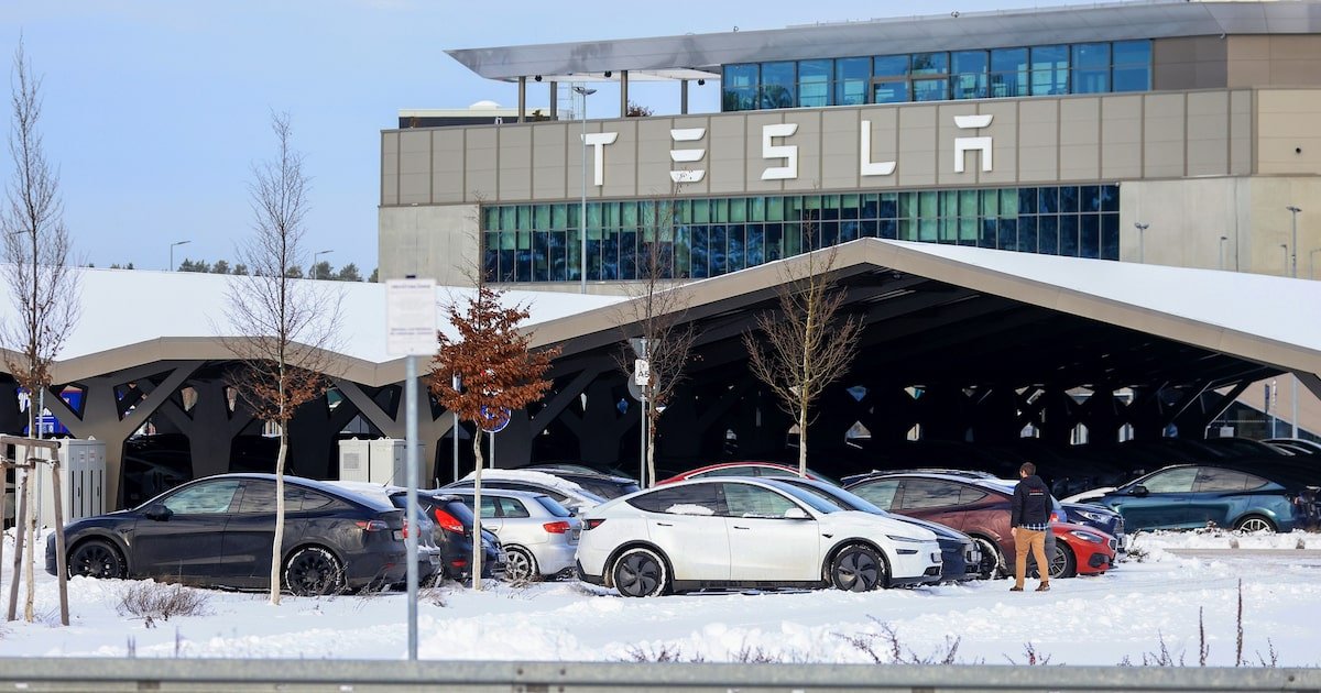 Tesla sobrecarga de trabajo y fomenta un ambiente laboral tóxico en Alemania: sindicato