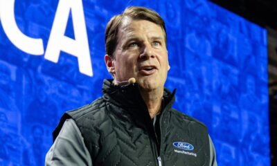 Tras estudiar a los autos Tesla, el CEO de Ford impulsó una reestructuración total en la compañía