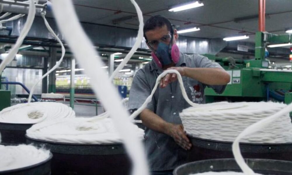 Un trabajador colombiano produce una cuarta parte que uno de la Ocde: este es el impacto del rezago educativo en la productividad