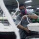 Un trabajador colombiano produce una cuarta parte que uno de la Ocde: este es el impacto del rezago educativo en la productividad