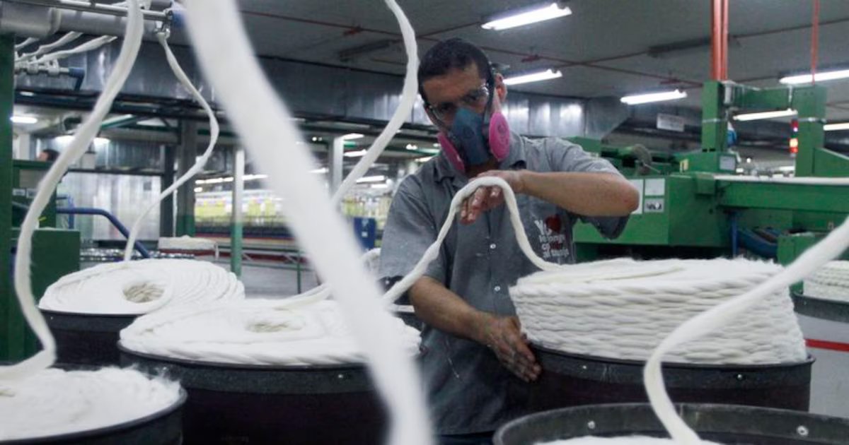 Un trabajador colombiano produce una cuarta parte que uno de la Ocde: este es el impacto del rezago educativo en la productividad