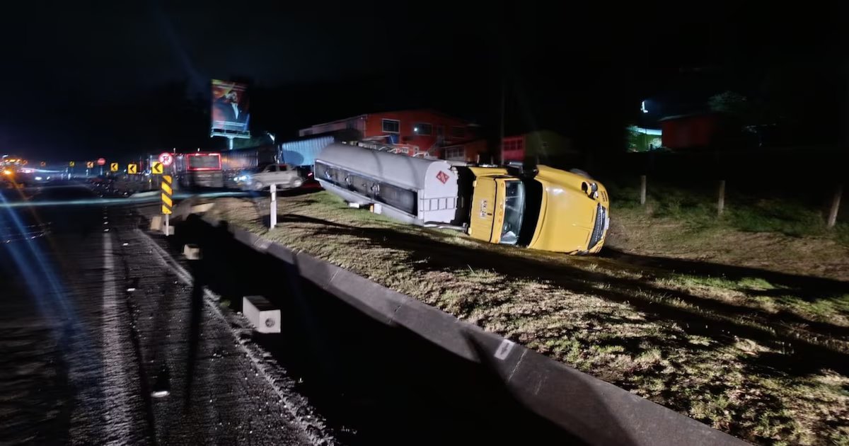 Vía Bogotá-Villavicencio cerrada: derrame de combustible y volcamiento de tractocamión complican la movilidad