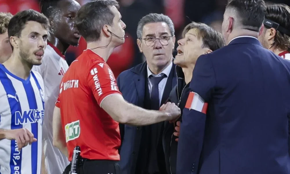 Almeyda cumple su última sanción — Almeyda cumple su última sanción ante Valencia este sábado