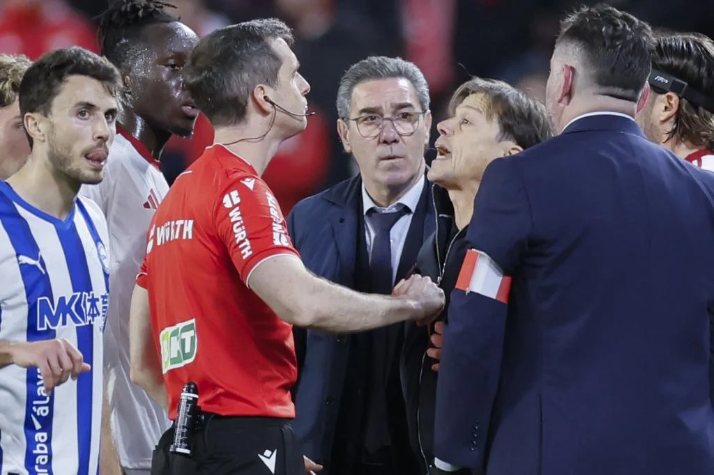 Almeyda cumple su última sanción — Almeyda cumple su última sanción ante Valencia este sábado