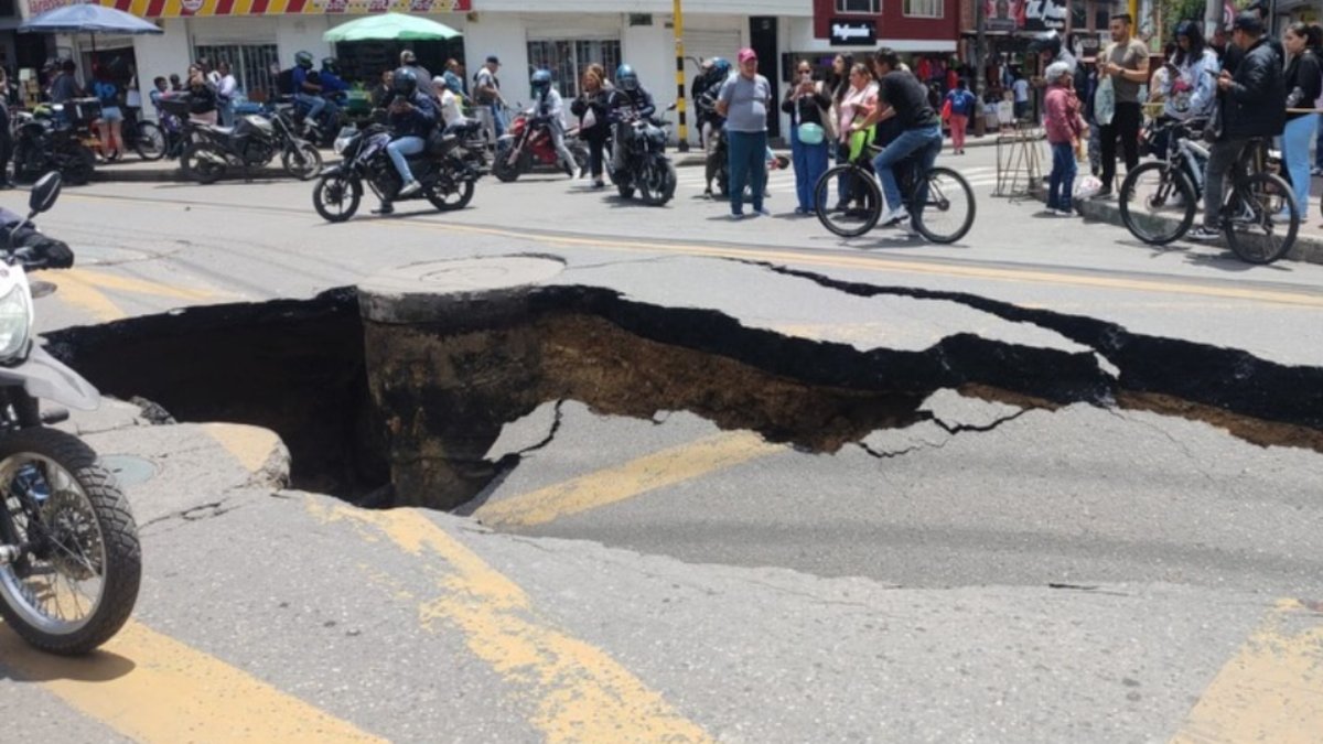 una camioneta quedó a centímetros de caer al hueco
