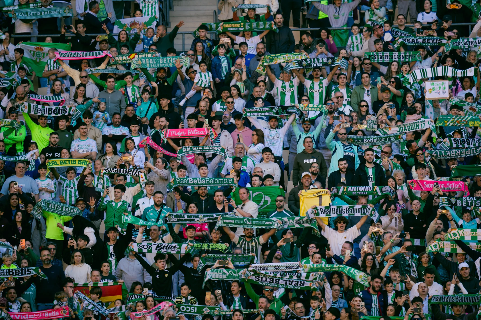 multa de 30.000 euros — Multa de 30.000 euros para el Betis por humo y pancartas en entrenamiento