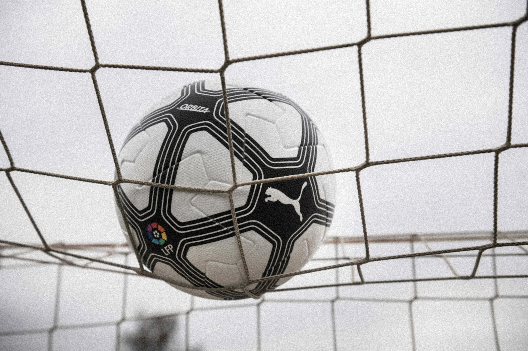 balón retro LaLiga — LaLiga presenta balón retro para jornada temática de los 90
