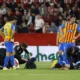 Gayá y Juanlu hospitalizados — Gayá y Juanlu hospitalizados tras fuerte choque en partido Valencia-Sevilla
