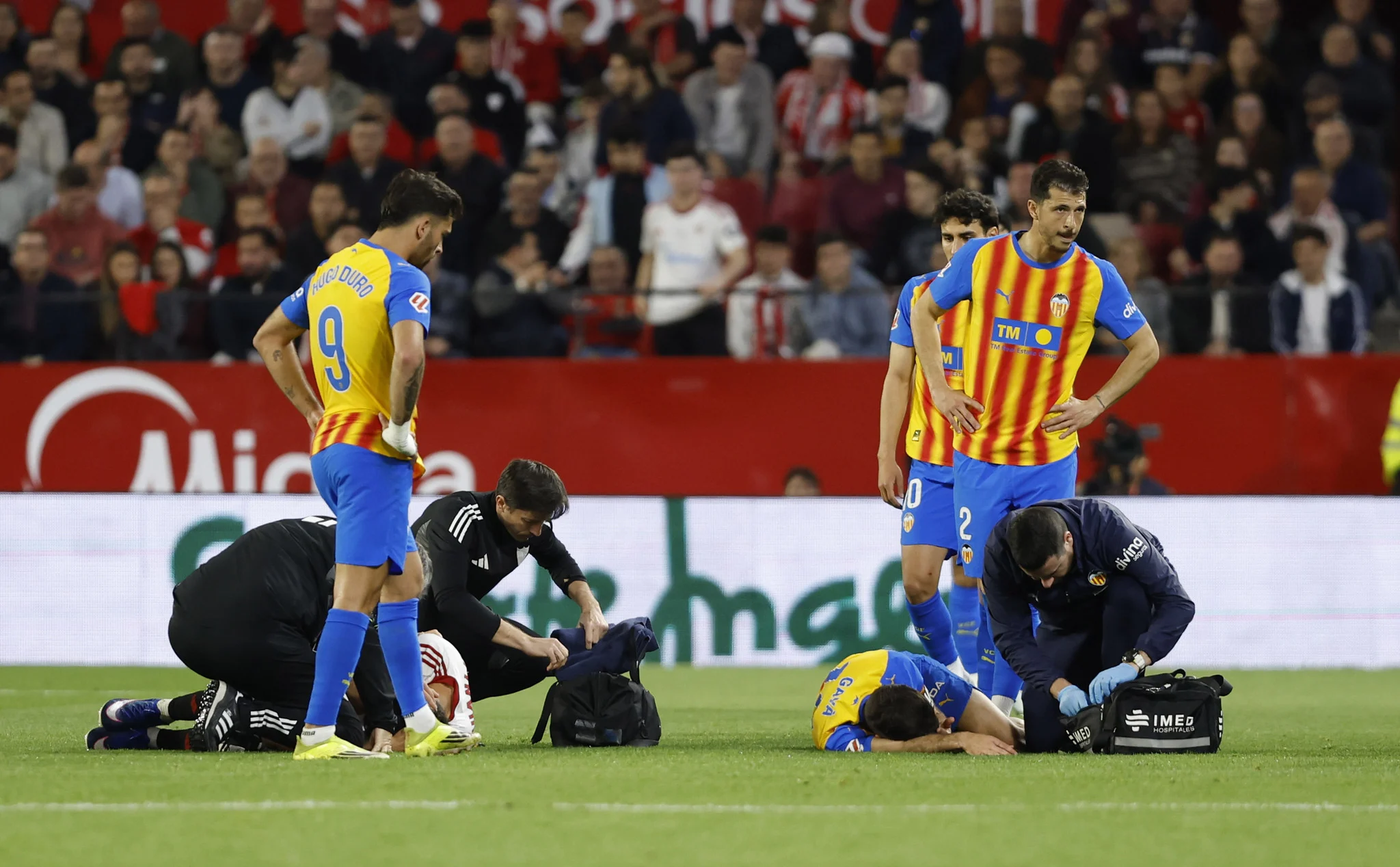 Gayá y Juanlu hospitalizados — Gayá y Juanlu hospitalizados tras fuerte choque en partido Valencia-Sevilla
