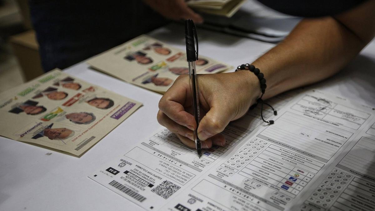 La Policía Nacional encontró a dos personas con 5 millones de pesos, víveres y propaganda electoral al momento de votar en zona rural de Pasto.