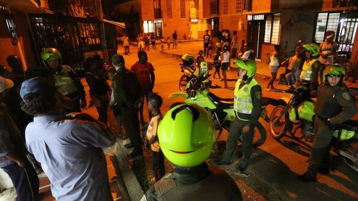 Un hombre habría sido apuñalado cuando iba en bicicleta y luego fue atropellado por una ambulancia en el oriente de Cali; conmocion en video