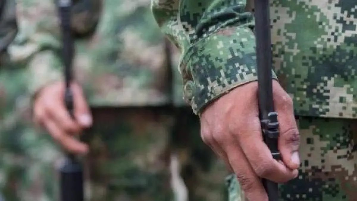 Un soldado murió y dos militares resultaron heridos tras la caída de un rayo en zona rural de Piamonte, Cauca, durante una tormenta eléctrica.