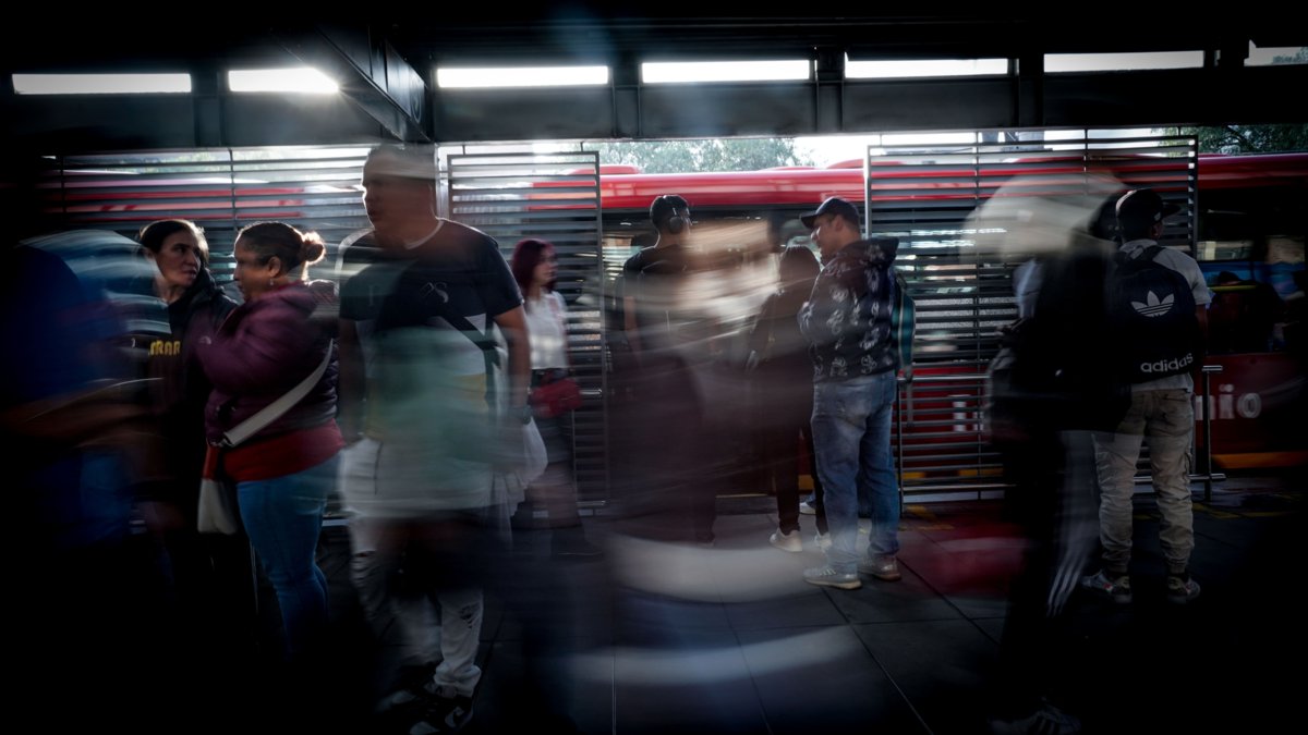 informe revela que los bogotanos hacen hasta seis viajes al día en el transporte público