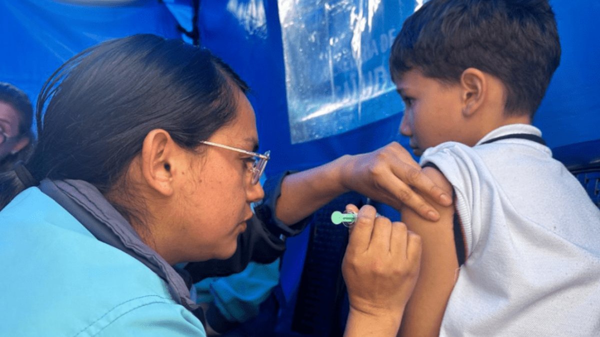 pruebas PCR, cerco epidemiológico y vigilancia intensa