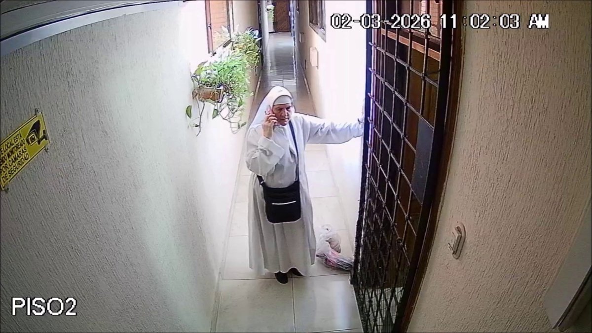 ¡De película! Hombre disfrazado de monja burló seguridad y entró a un edificio del norte de Barranquilla; cámaras y llamada lo delataron