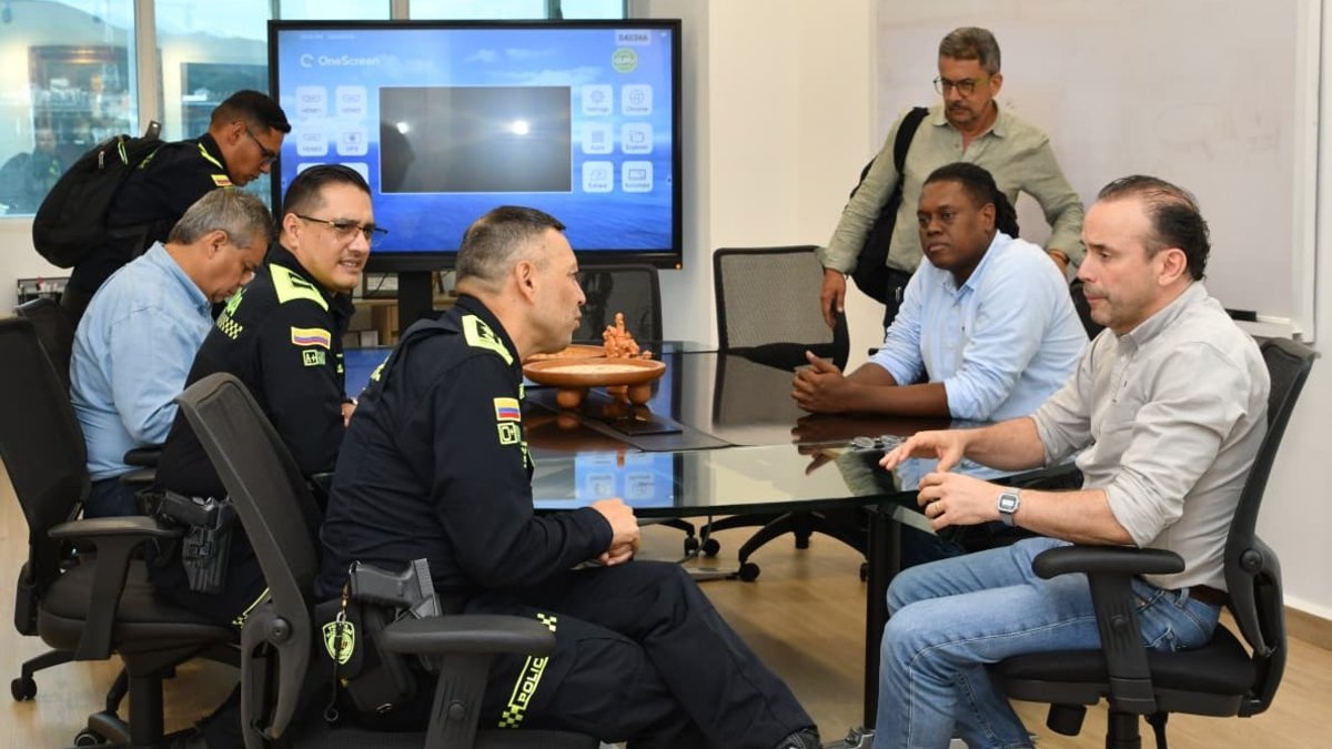 el alcalde de Cali, en su primer encuentro con el nuevo comandante de Policía