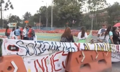 Madres bloquearon la carrera 68 en Bogotá por presuntos abusos contra menores en centros del ICBF; La policía envió a la UNDMO para despejar la vía