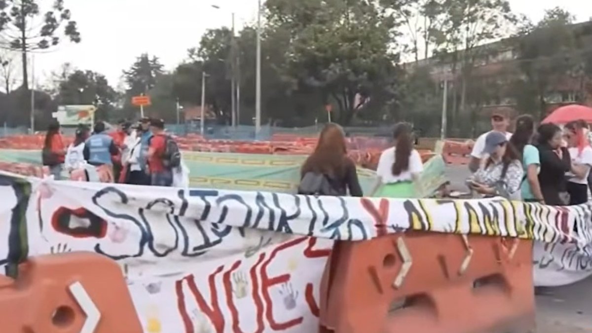 Madres bloquearon la carrera 68 en Bogotá por presuntos abusos contra menores en centros del ICBF; La policía envió a la UNDMO para despejar la vía