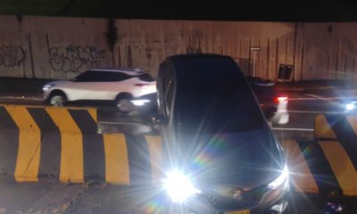 Carro particular terminó sobre separador en la avenida Circunvalar en la localidad de Chapinero: no hubo heridos tumbas