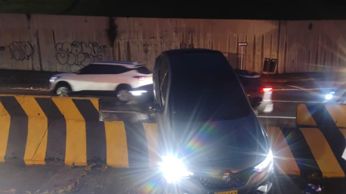 Carro particular terminó sobre separador en la avenida Circunvalar en la localidad de Chapinero: no hubo heridos tumbas