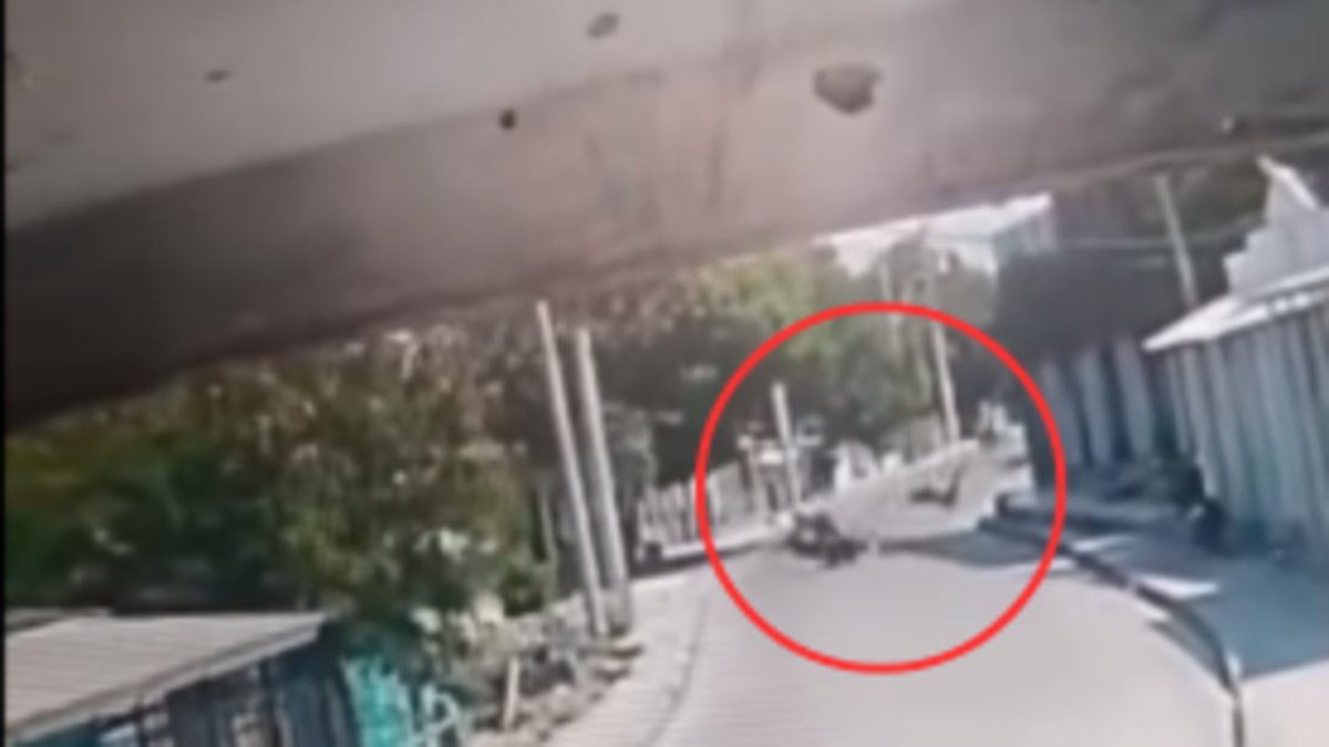 cámara captó las imágenes en que una adulta mayor de 77 años murió tras ser arrollada por una moto