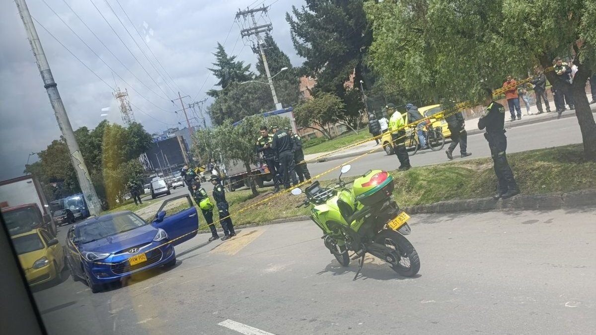 hombre fue baleado dentro de su vehículo en plena vía y murió en el hospital