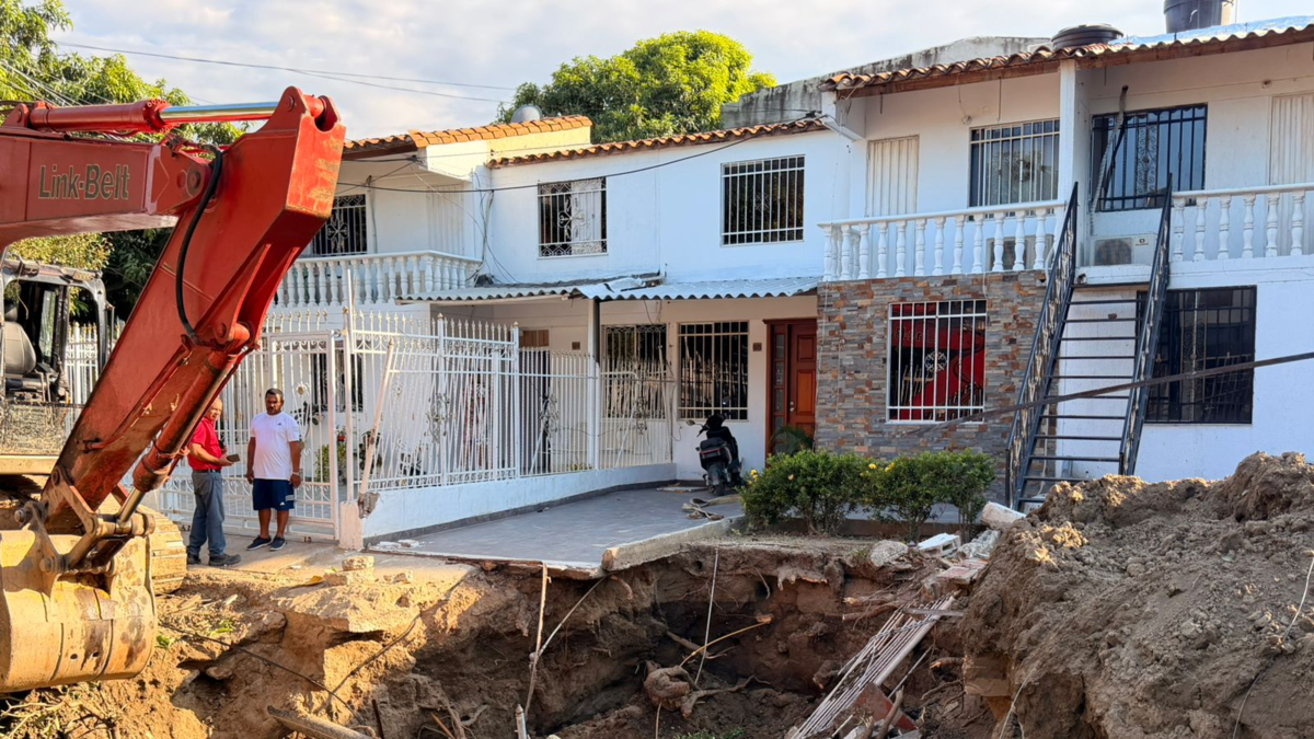 Colapso de terreno en Santa Marta: evacuan tres familias por socavación en viviendas