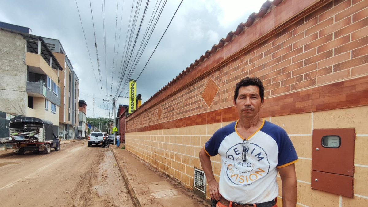 Tragedia en Lebrija — Tragedia en Lebrija: padre pierde todo en inundación después del asesinato de su