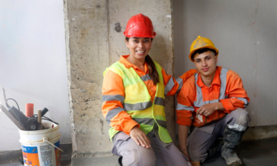 empleo en construcción de Buen Comienzo — Madre e hijo trabajan juntos en obra de Buen Comienzo en San Cristóbal: de desem
