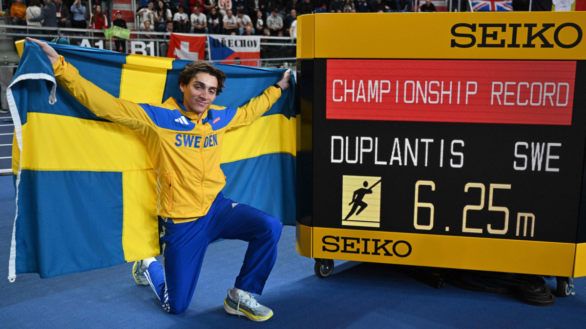 salto con garrocha bajo techo — Armand Duplantis gana cuarto oro mundial bajo techo e iguala a Sergey Bubka