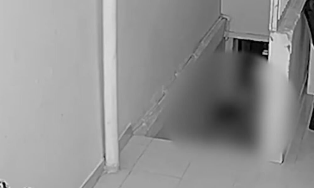 Cámaras de seguridad captan violento ataque de un hombre a su expareja frente a su hija de 7 años en Floridablanca