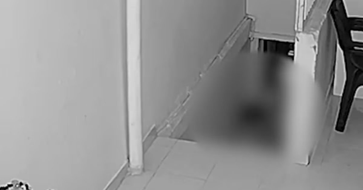 Cámaras de seguridad captan violento ataque de un hombre a su expareja frente a su hija de 7 años en Floridablanca