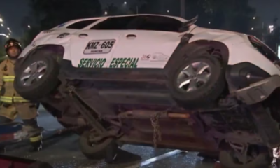 Carro de servicio especial tumbó un poste y se volcó a la entrada del aeropuerto El Dorado