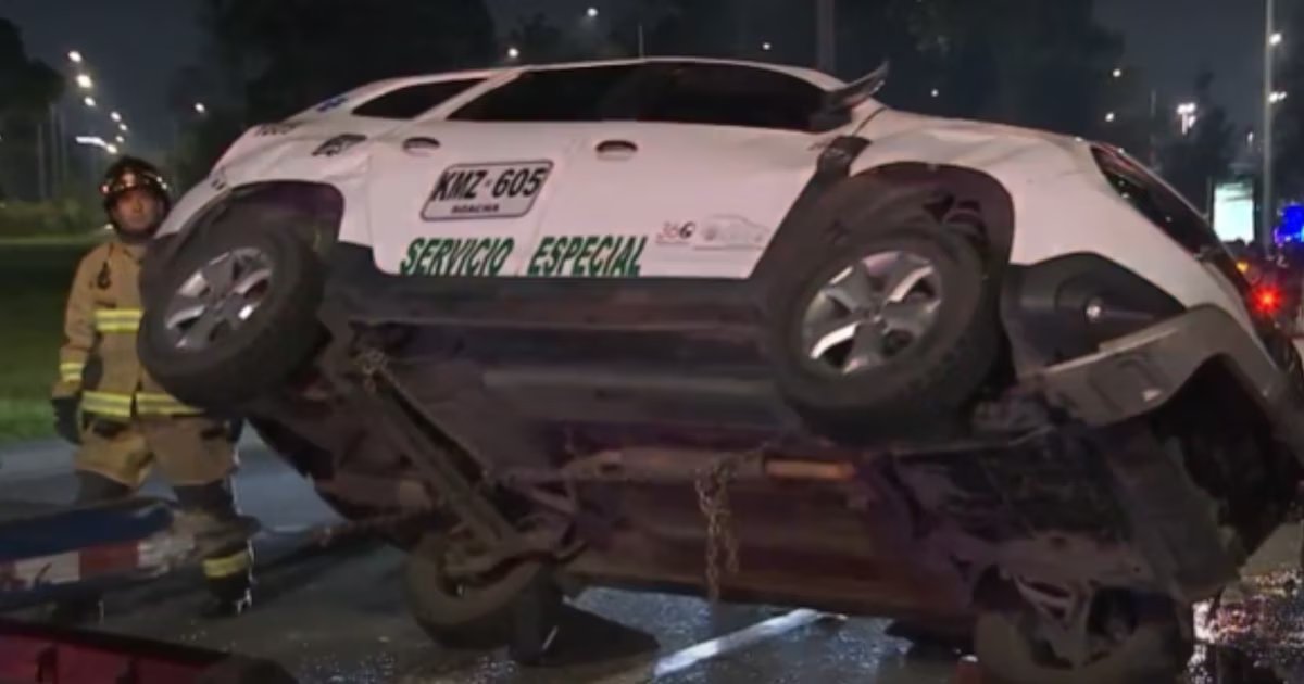 Carro de servicio especial tumbó un poste y se volcó a la entrada del aeropuerto El Dorado
