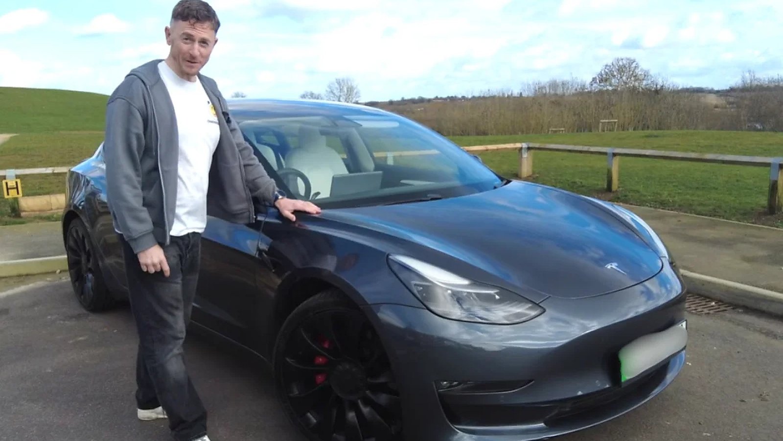 Compró el Tesla Model 3 más barato por 12.200 € y tras 374.000 km, este dato de la batería sorprende más que el precio